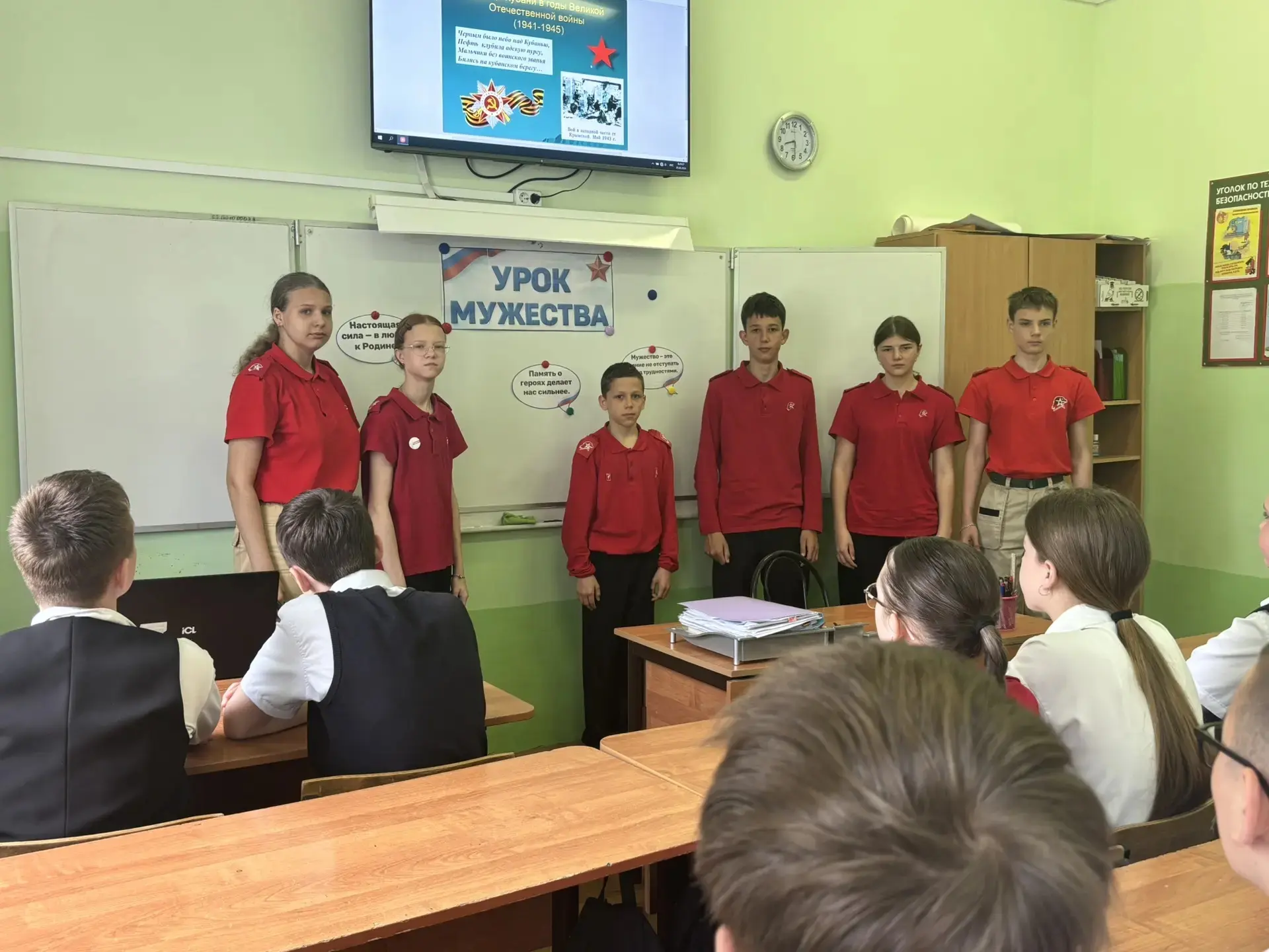 Мужество мирных профессий: спасатель, врач, пожарный.